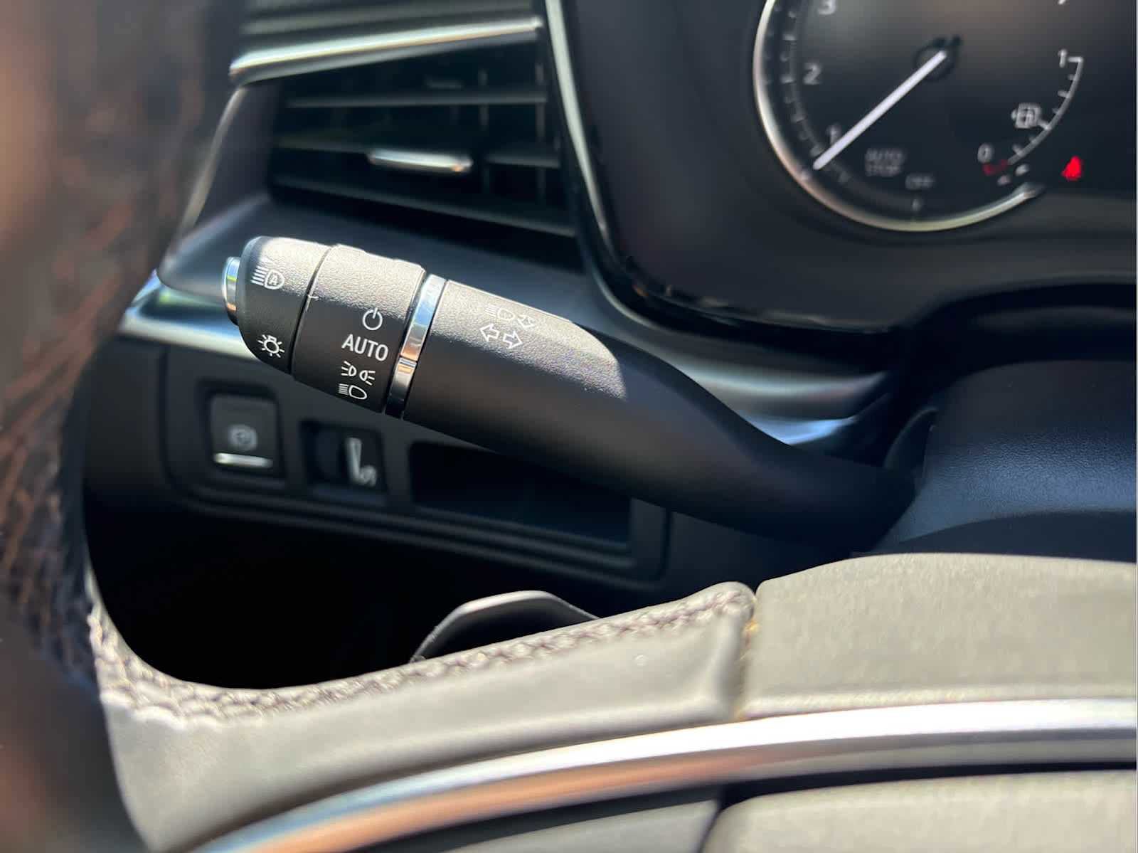 Used 2025 Cadillac XT5 Luxury w/ LPO, Premium Carpet Package image 25