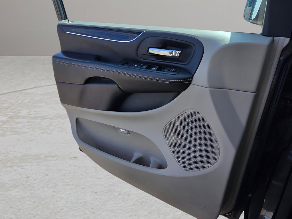 Used 2020 Dodge Grand Caravan SXT image 18