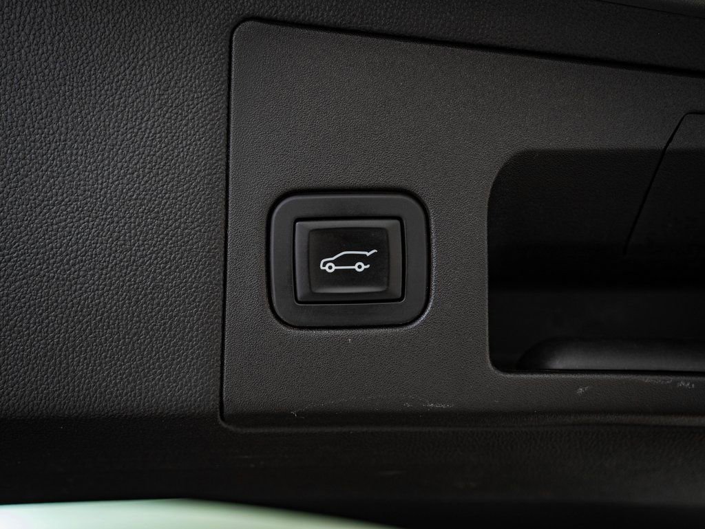 Used 2018 Cadillac XT5 Platinum w/ Driver Assist Package image 22