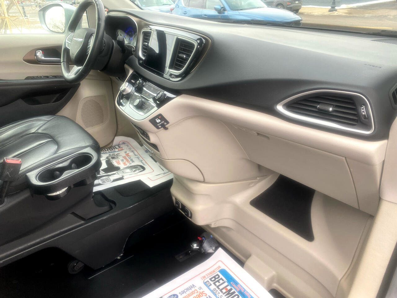 Used 2018 Chrysler Pacifica Touring-L w/ Tire & Wheel Group image 11