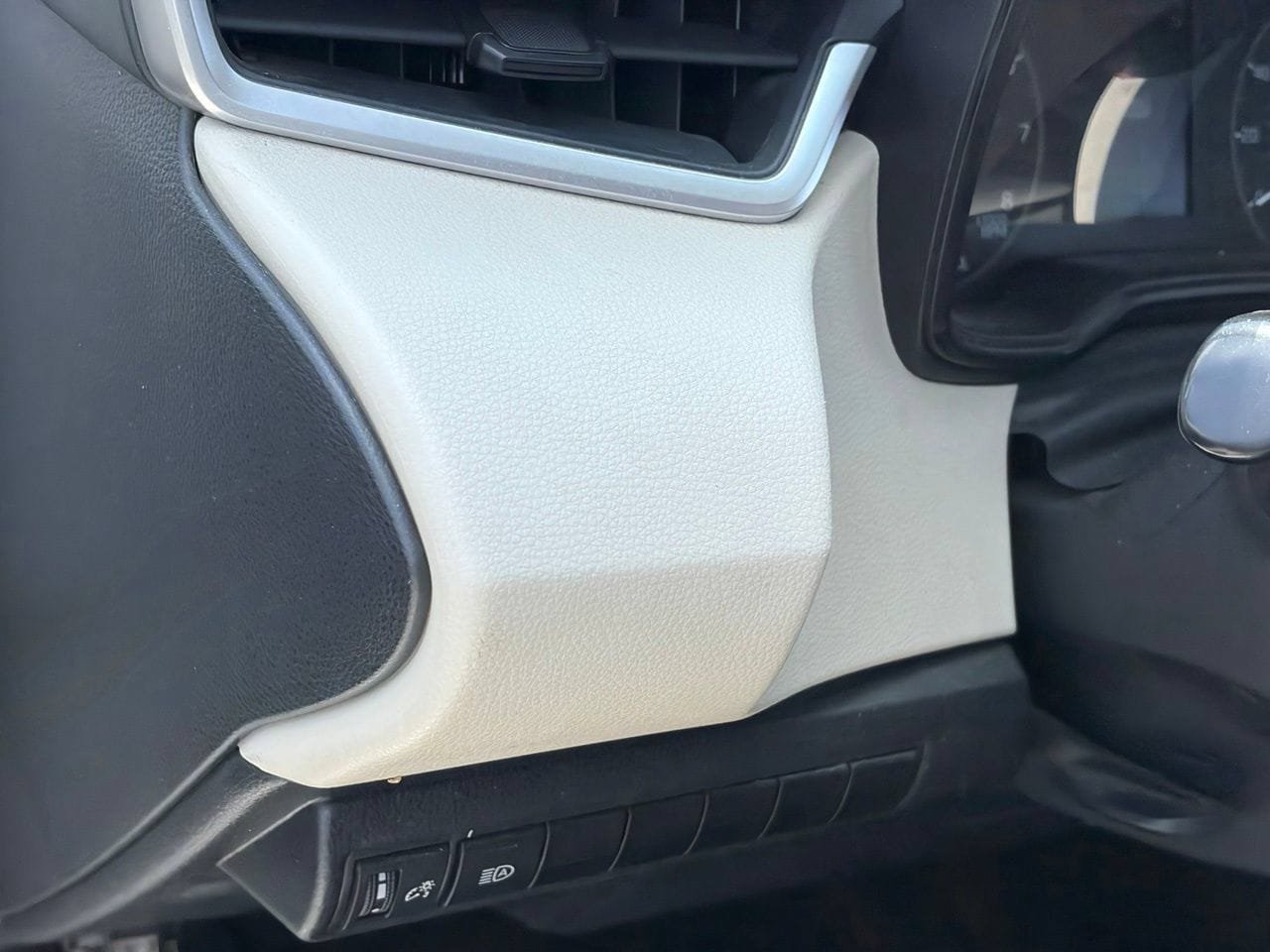 Used 2023 Toyota Corolla LE w/ Carpet Mat Package (TMS) FWD image 7