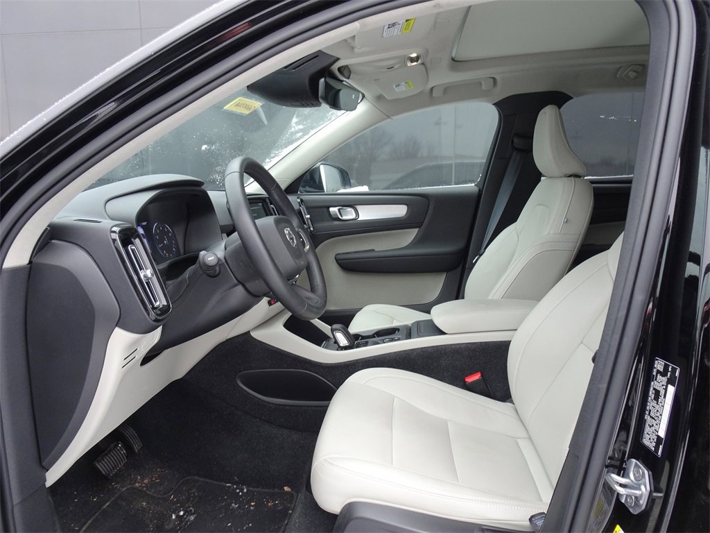 Used 2021 Volvo XC40 T5 Momentum w/ Premium Package image 4