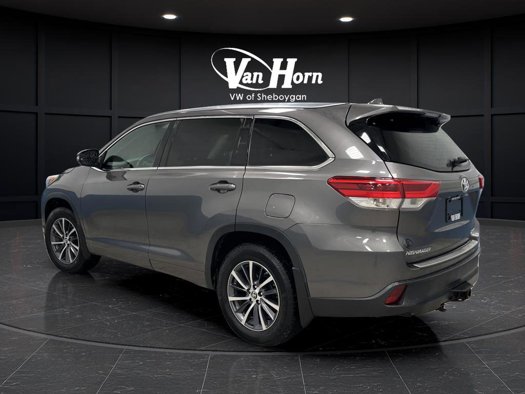 Used 2017 Toyota Highlander XLE AWD/4WD image 3