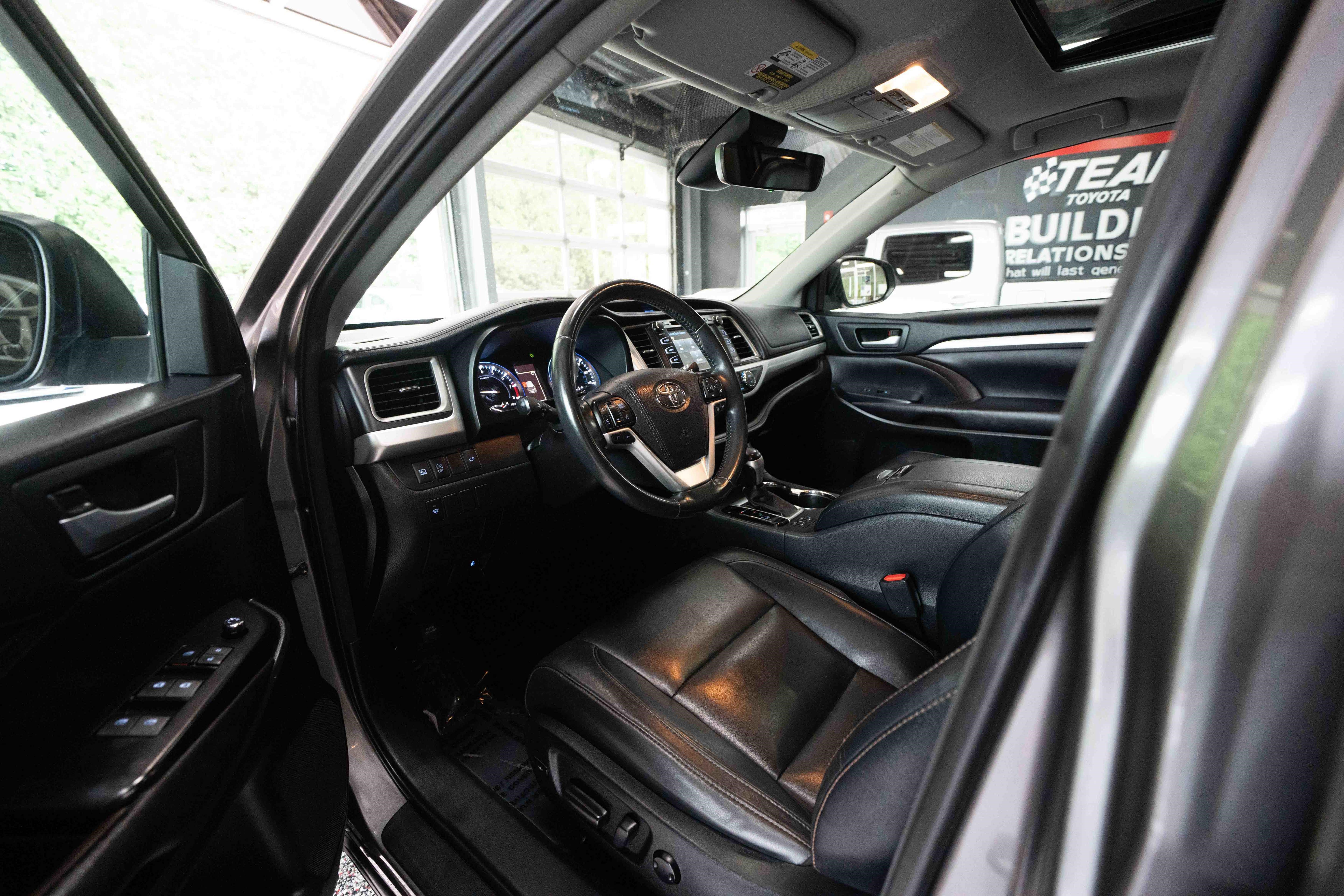 Used 2017 Toyota Highlander XLE AWD/4WD image 8