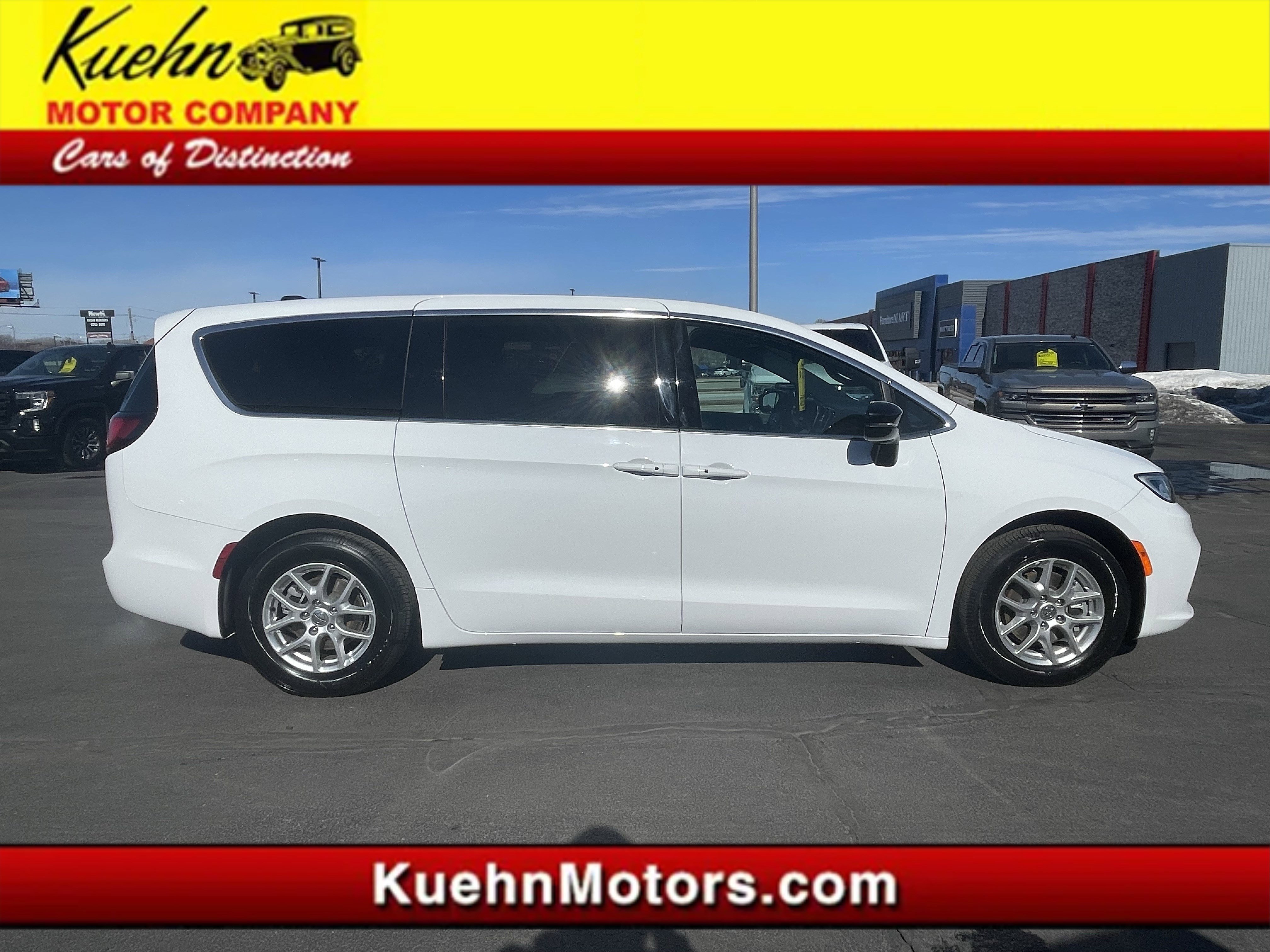 Used 2025 Chrysler Pacifica Select image 1