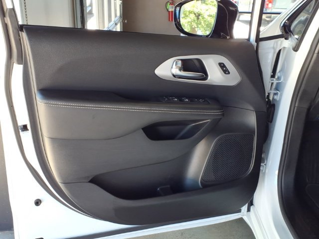 Used 2025 Chrysler Pacifica Limited FWD image 12