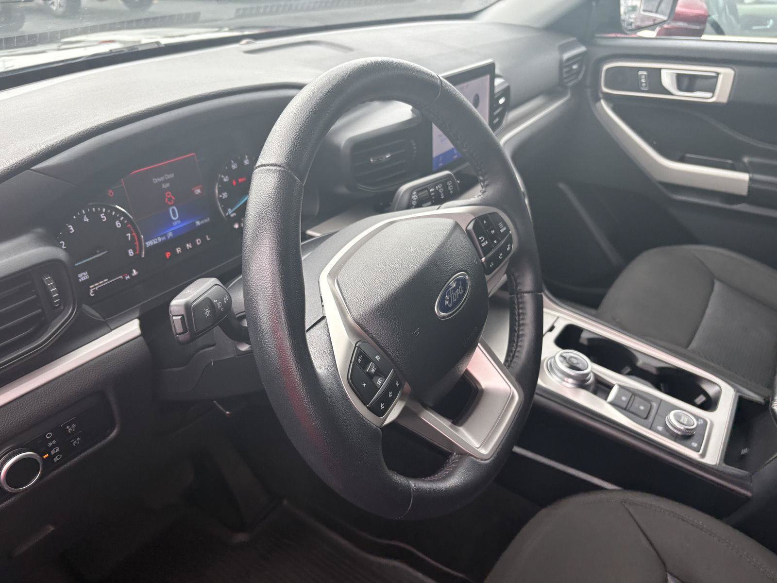 Used 2024 Ford Explorer XLT AWD/4WD image 8