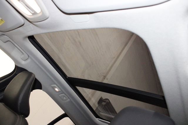 Used 2025 Volvo XC40 B5 Plus image 13