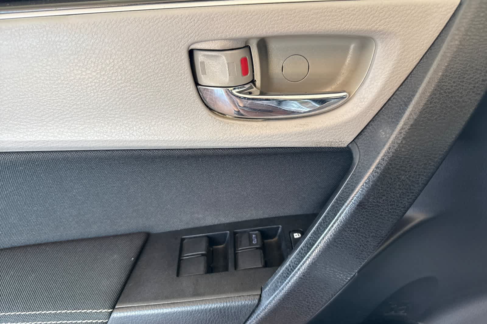 Used 2018 Toyota Corolla LE FWD image 10