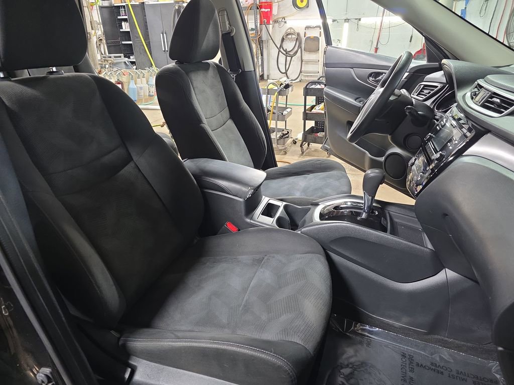 Used 2016 Nissan Rogue SV image 10