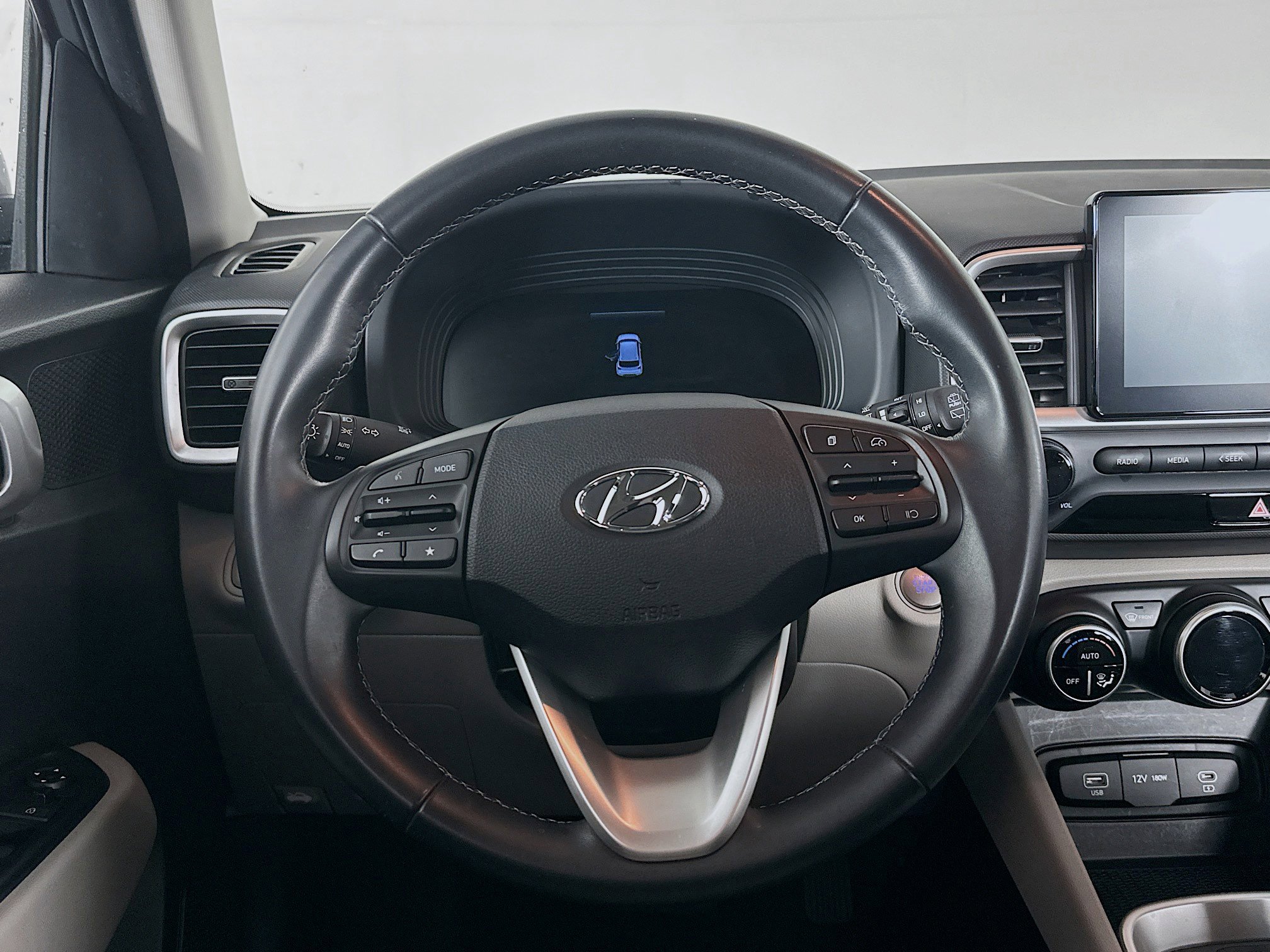 Used 2024 Hyundai Venue SEL image 18