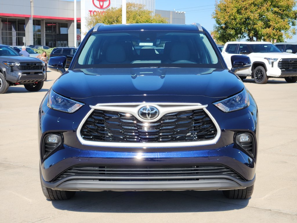 New 2026 Toyota Highlander AWD image 2