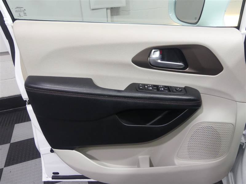 Used 2018 Chrysler Pacifica Touring-L Plus w/ Advanced Safetytec Group FWD image 17