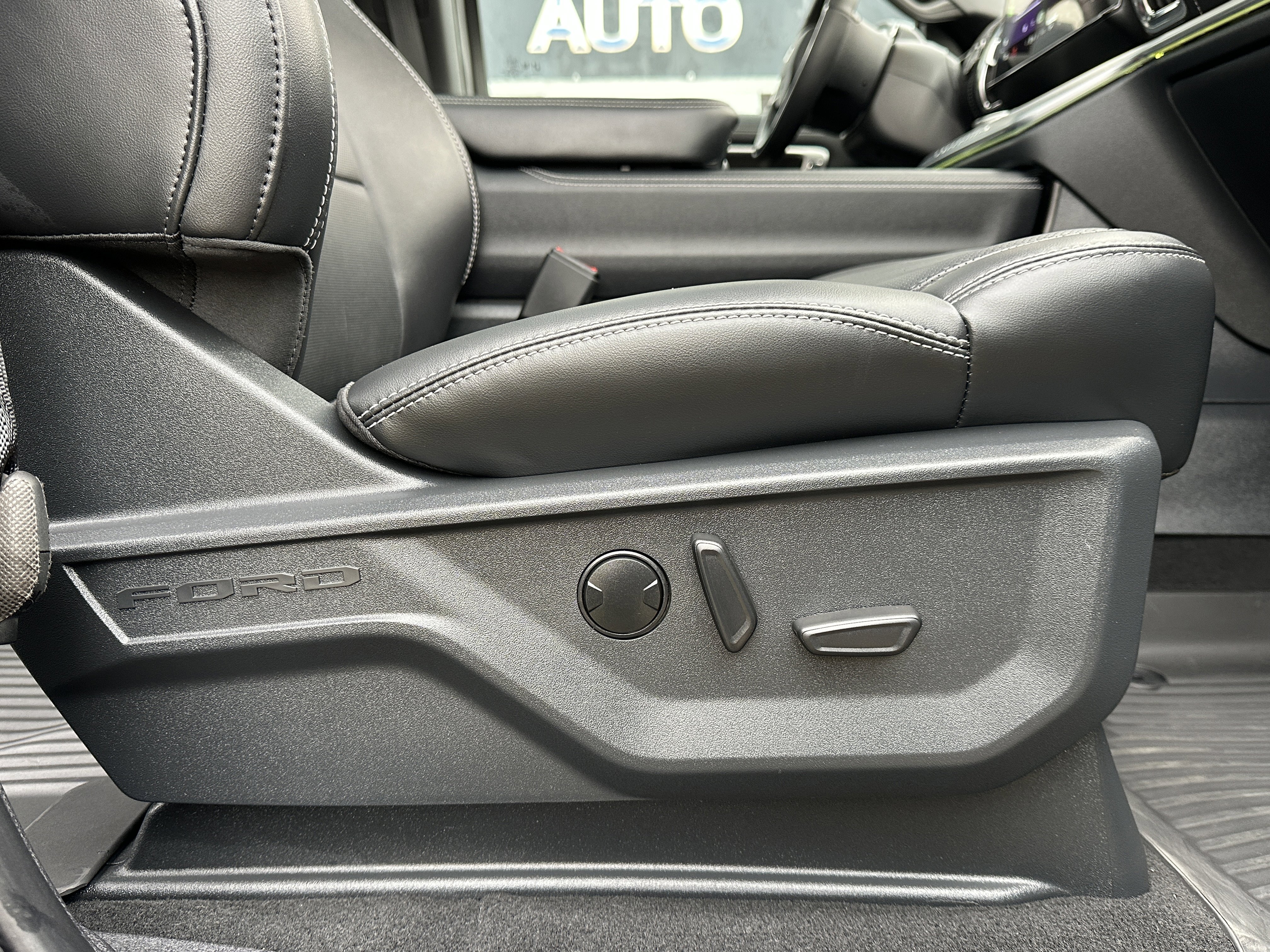 Used 2025 Ford Expedition Platinum w/ Stealth Appearance Package AWD/4WD image 27