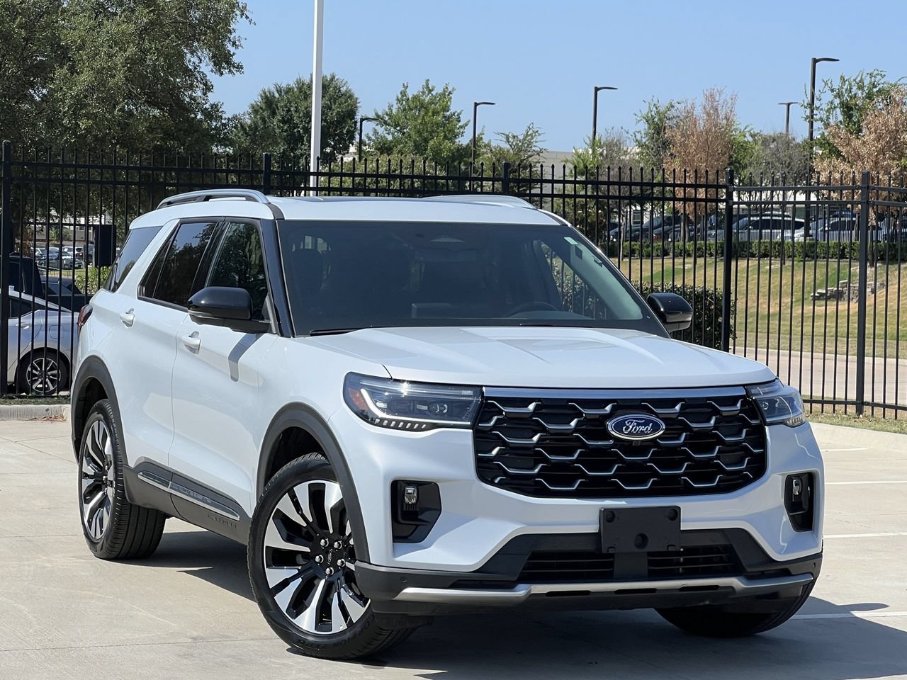 Used 2025 Ford Explorer Platinum w/ LUX Leather Package AWD/4WD image 2