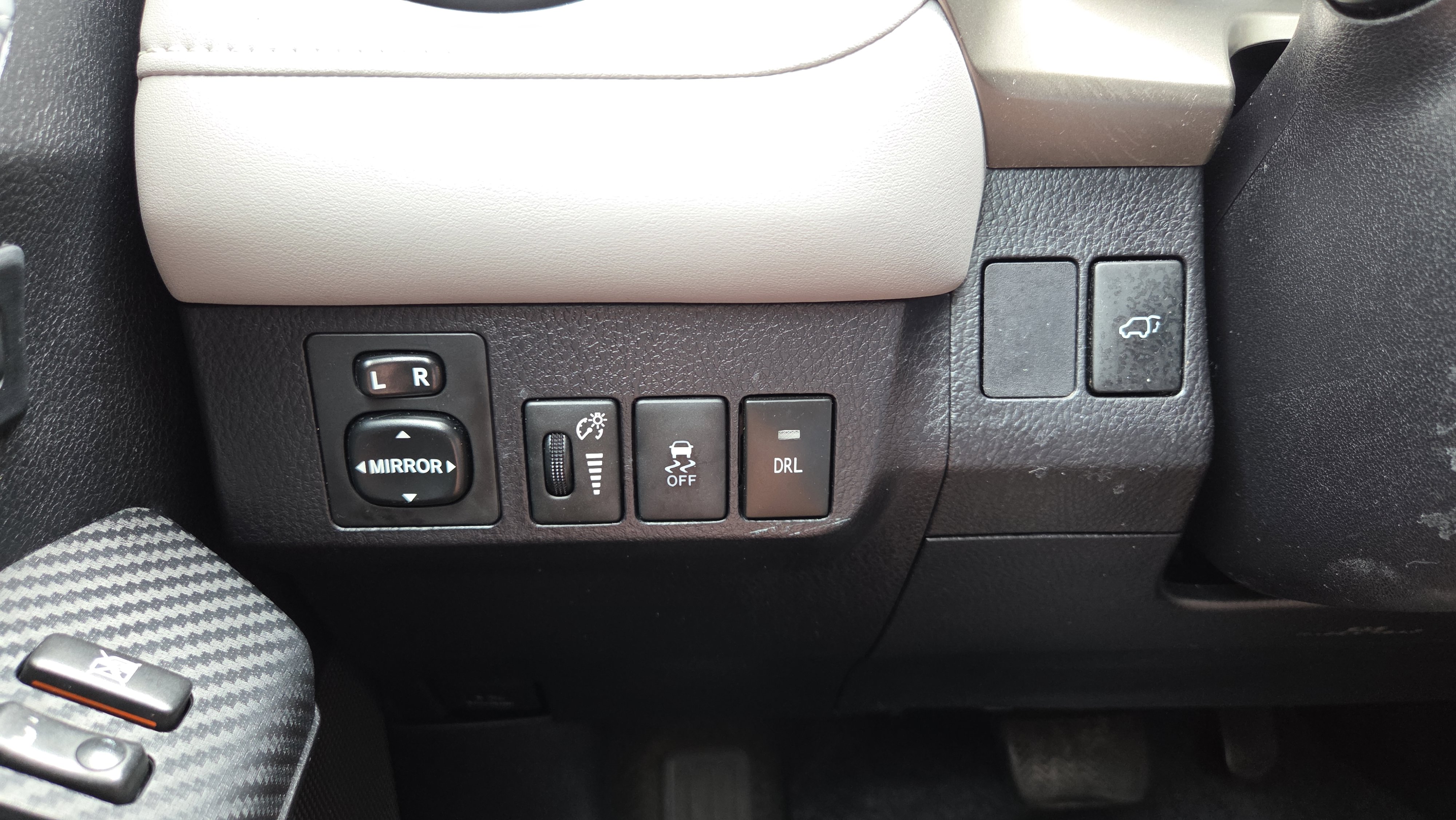 Used 2015 Toyota RAV4 Limited image 18