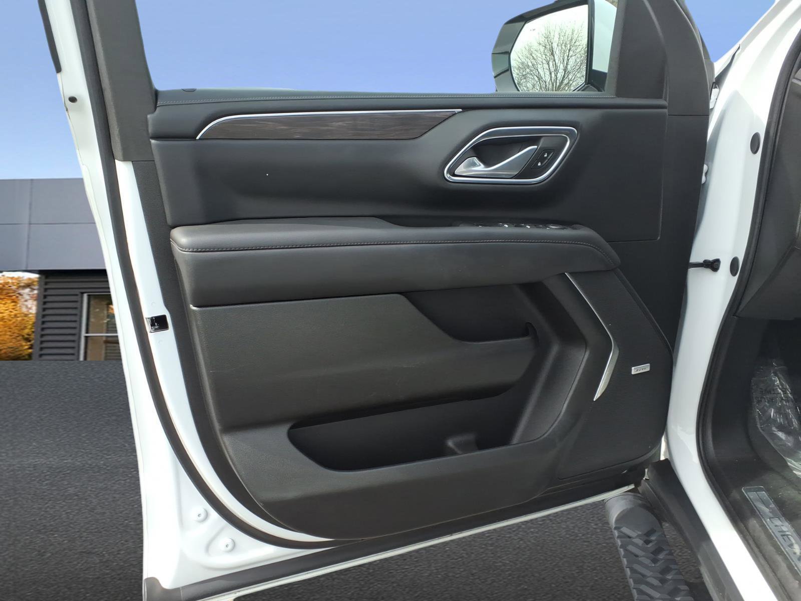 Used 2023 Chevrolet Tahoe Z71 w/ Luxury Package AWD/4WD image 15