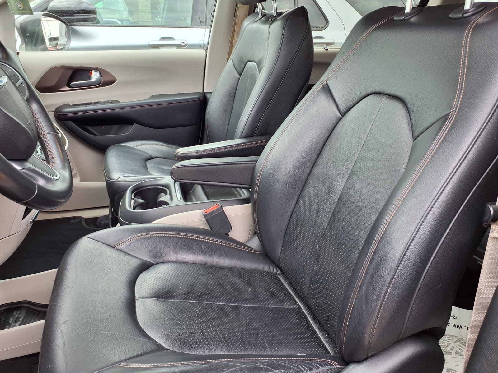 Used 2018 Chrysler Pacifica Touring-L w/ Tire & Wheel Group FWD image 3