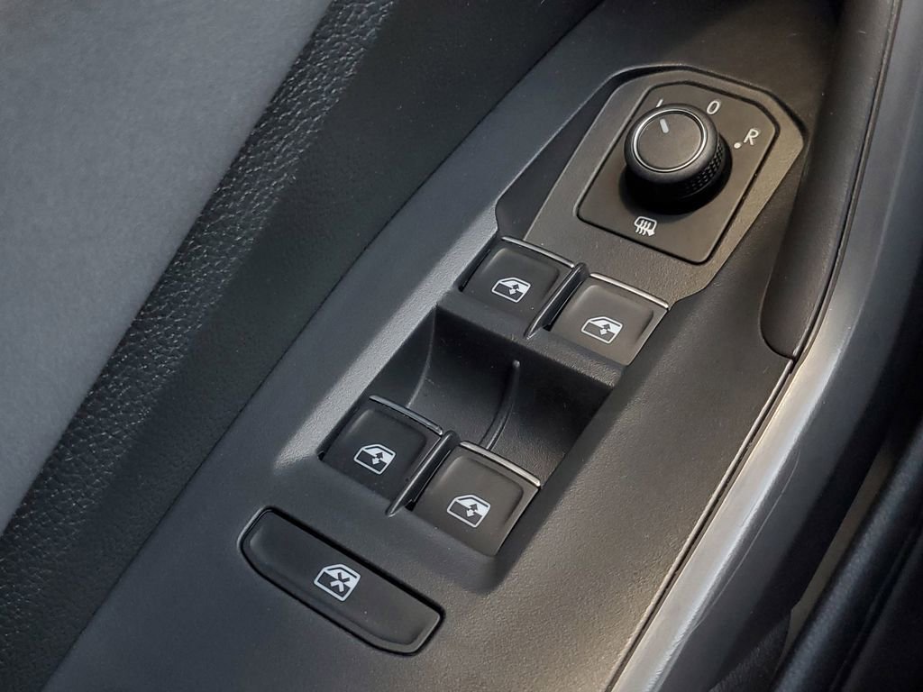 Used 2025 Volkswagen Jetta SE image 18