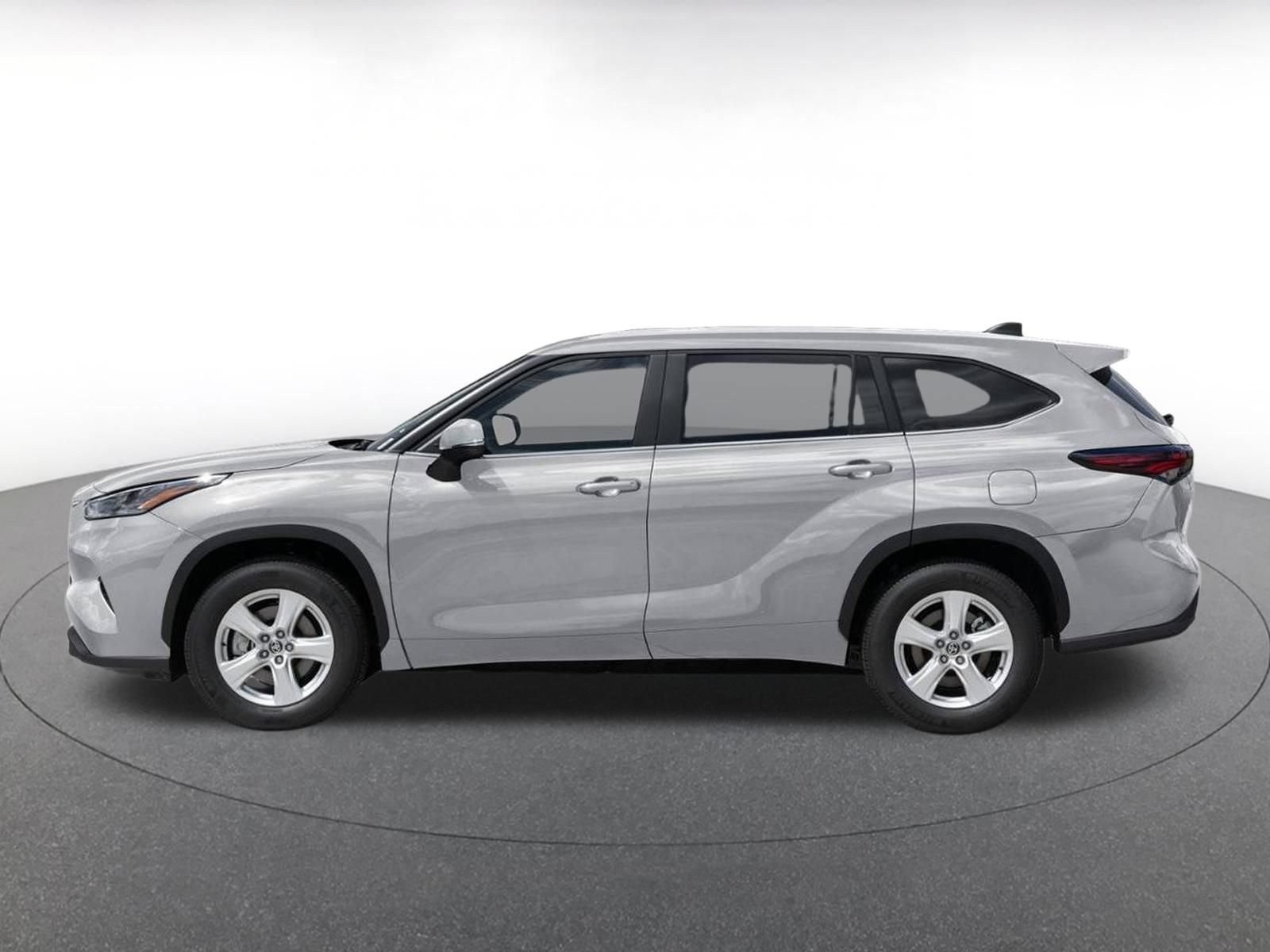 Used 2025 Toyota Highlander LE FWD image 4