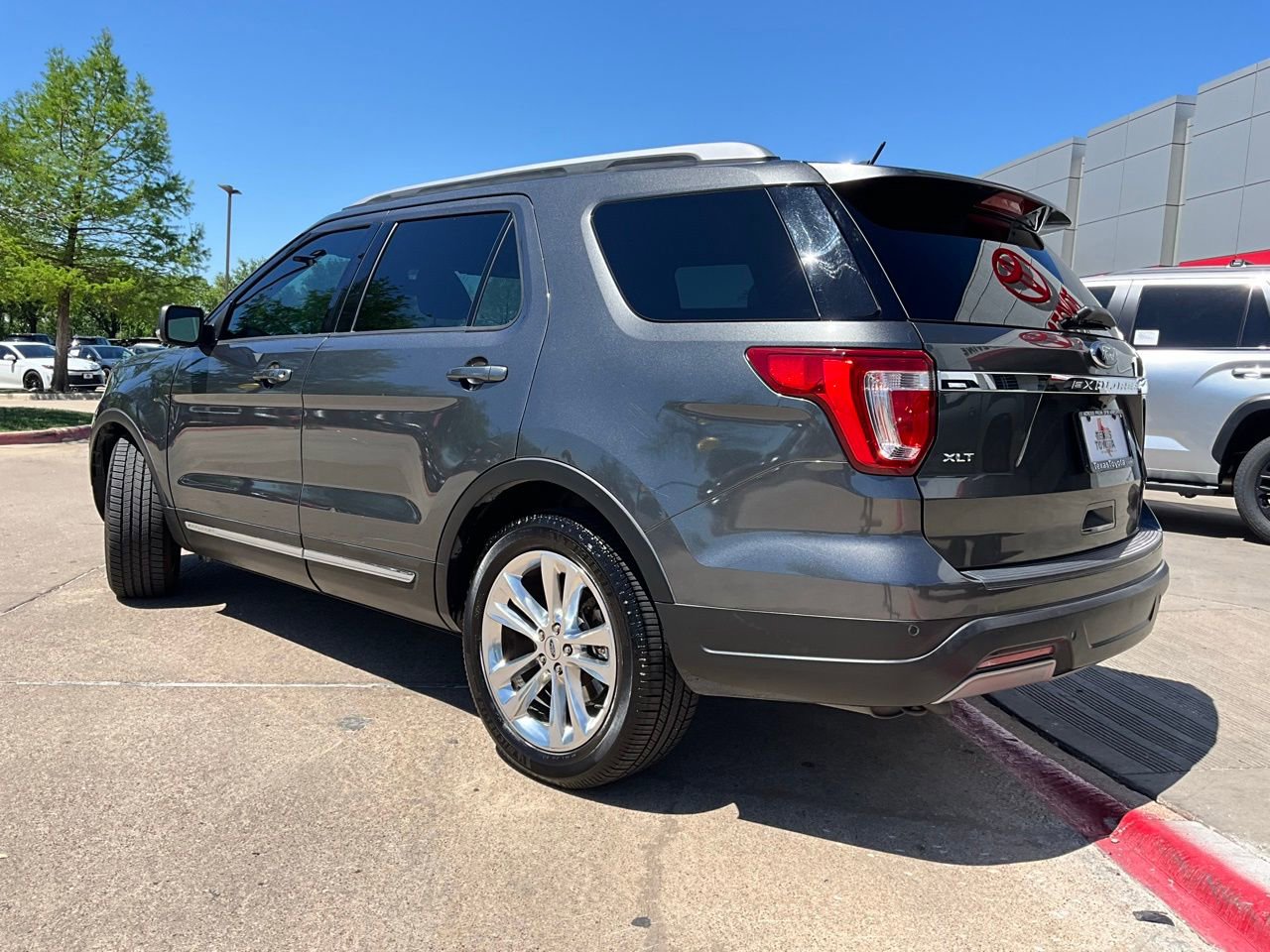 Used 2019 Ford Explorer XLT w/ Equipment Group 202A image 8