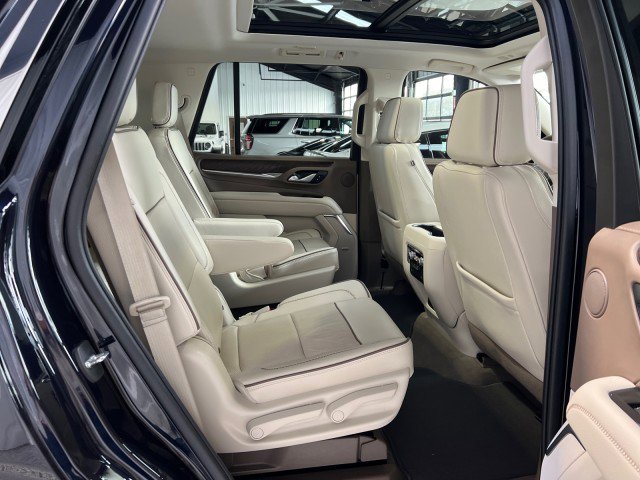 Used 2022 GMC Yukon Denali w/ Denali Premium Package image 13