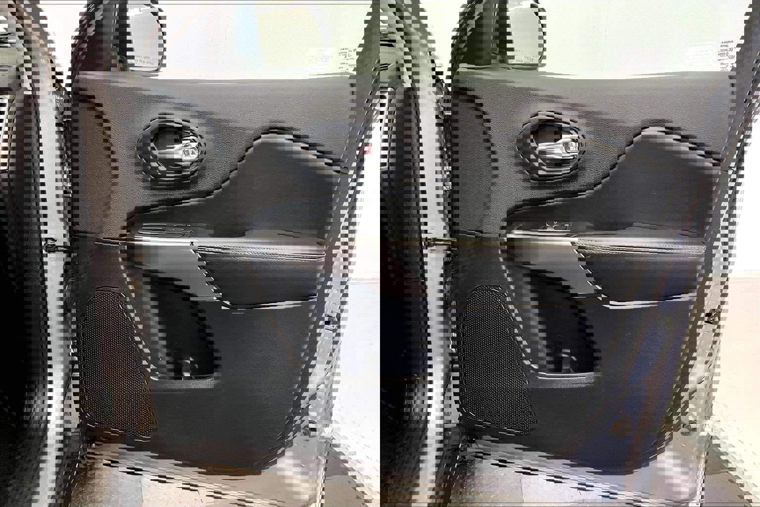 Used 2019 Jeep Cherokee Latitude w/ Popular Appearance Group image 26