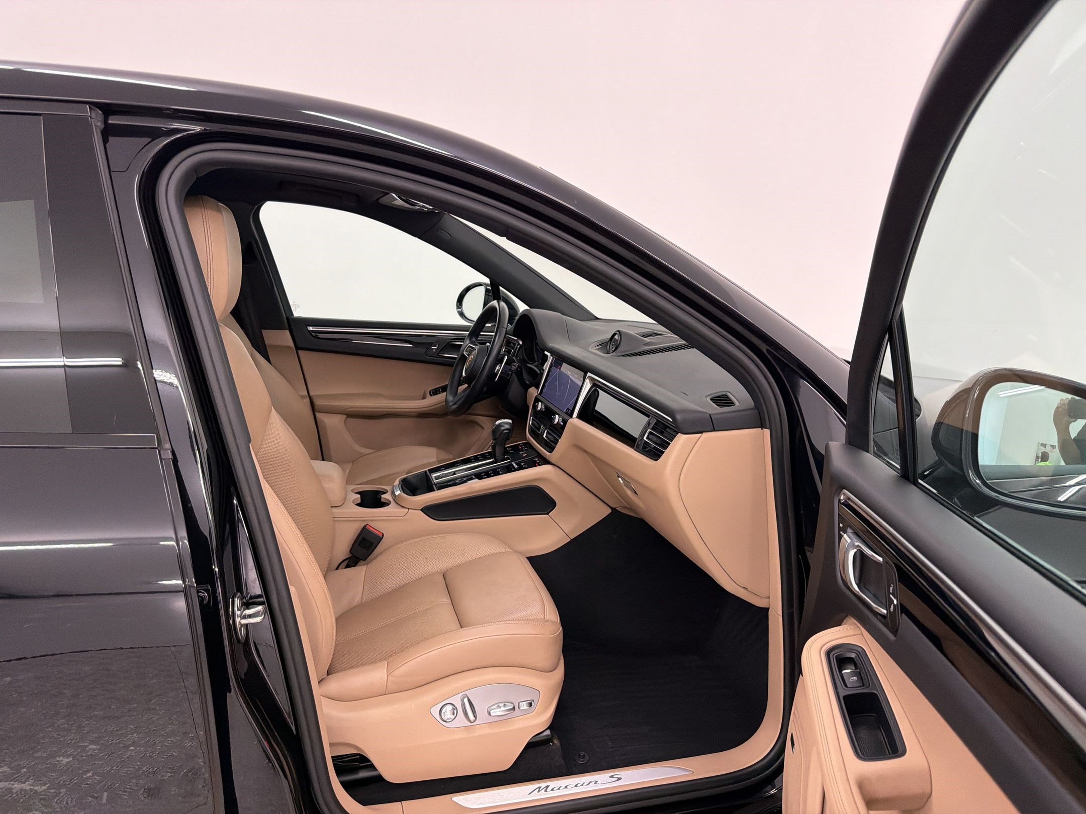 Certified 2023 Porsche Macan S AWD/4WD image 27