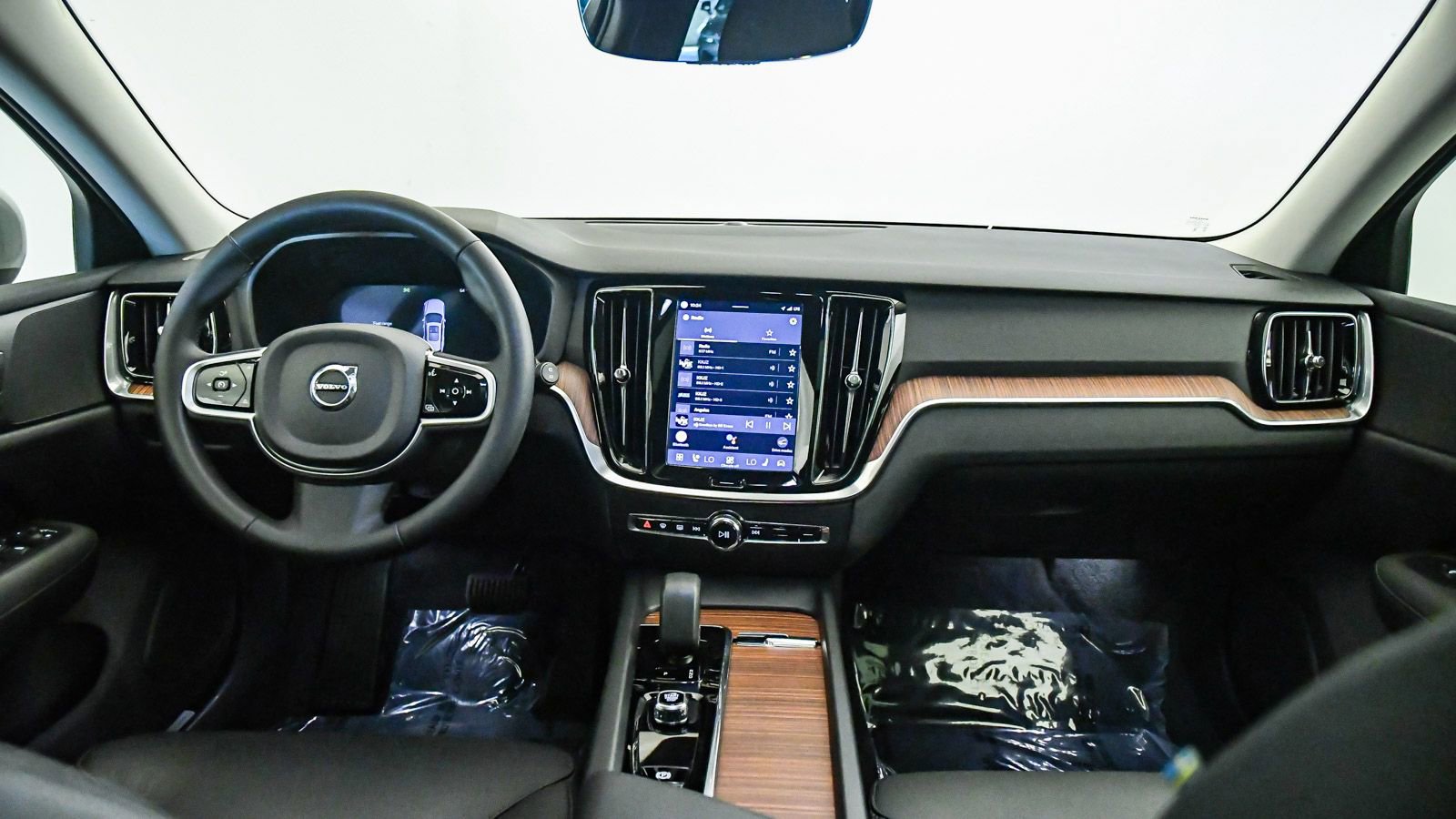 Certified 2025 Volvo V60 B5 Cross Country Plus image 15
