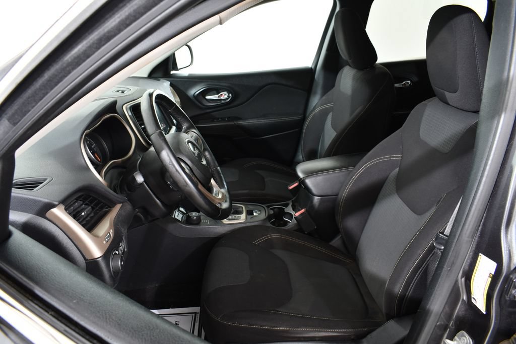 Used 2017 Jeep Cherokee Latitude AWD/4WD image 6