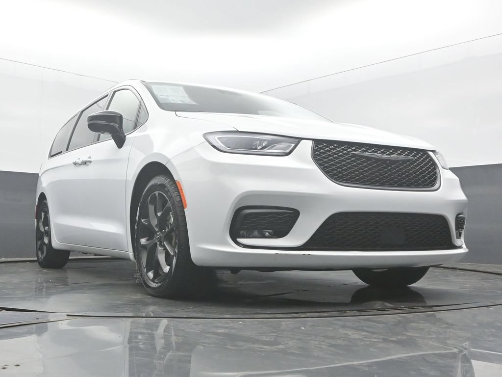 Used 2025 Chrysler Pacifica Limited FWD image 57
