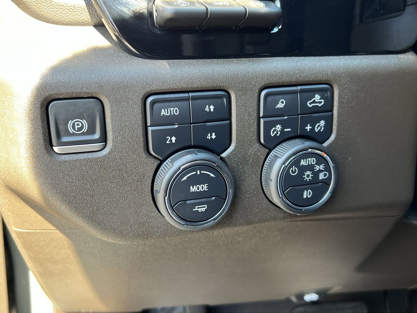 Used 2024 Chevrolet Silverado 1500 LTZ w/ LTZ Premium Package AWD/4WD image 33