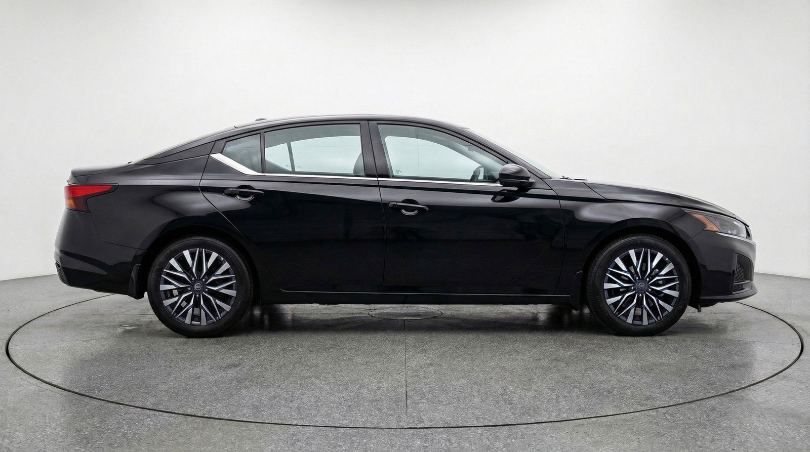 Used 2025 Nissan Altima 2.5 SV image 11