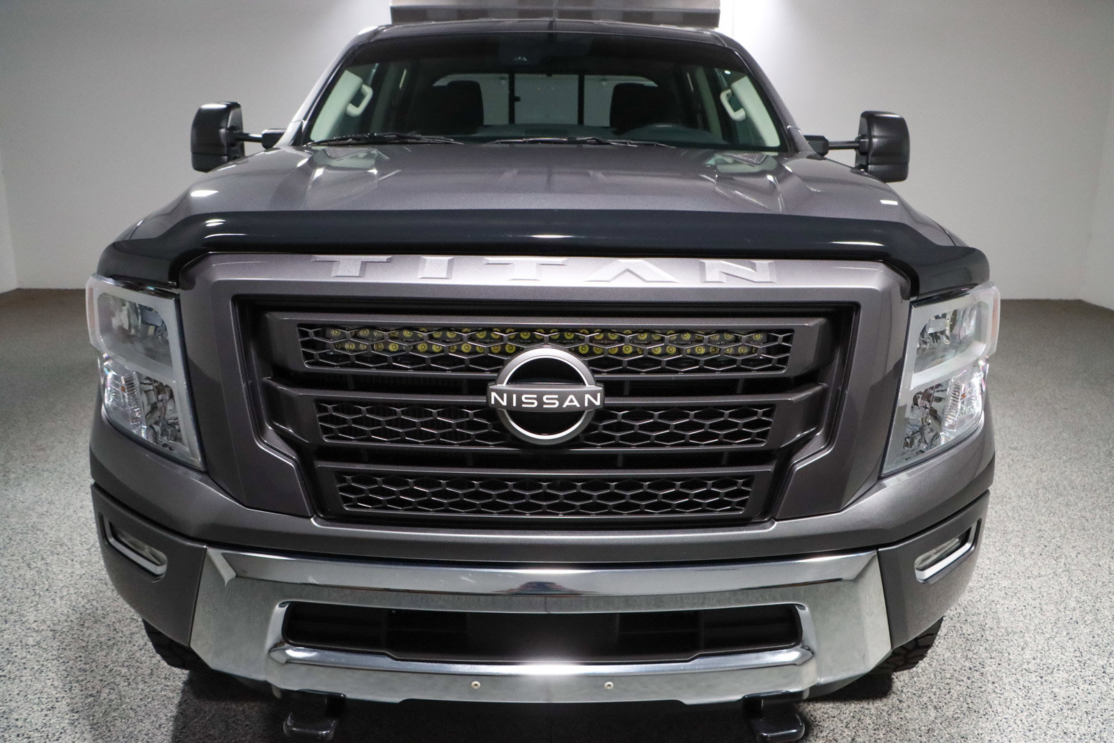 Used 2023 Nissan Titan SV image 4