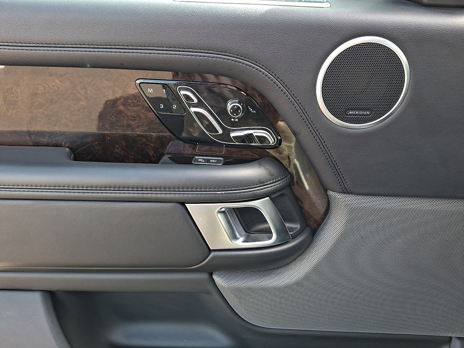 Used 2018 Land Rover Range Rover Long Wheelbase Supercharged image 12