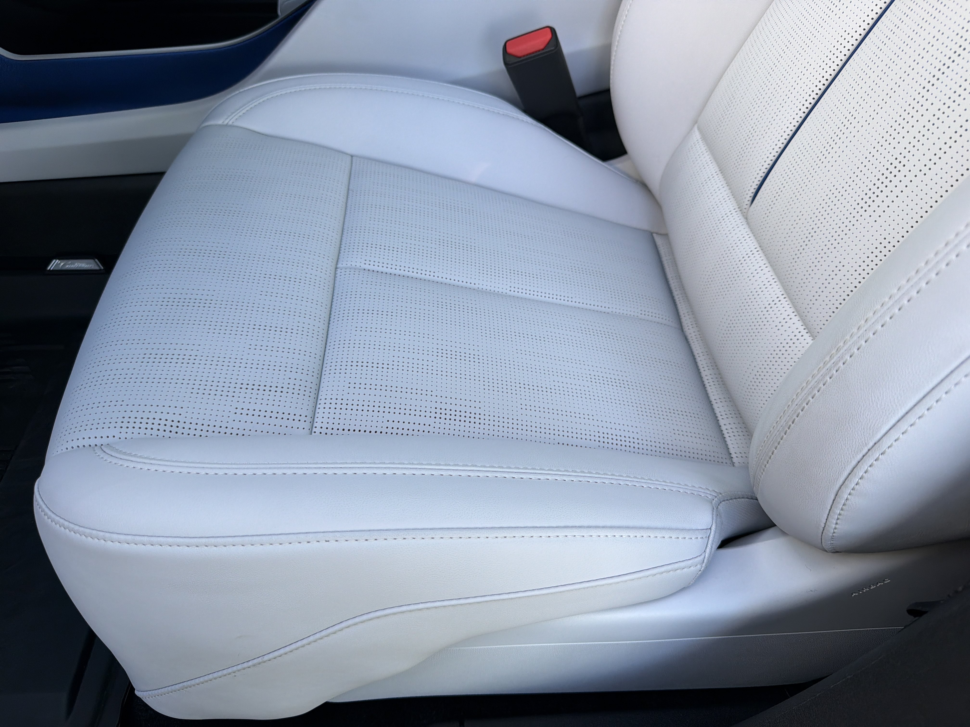 New 2027 Cadillac Optiq Premium Luxury w/ LPO, Floor Liner Package AWD/4WD image 28