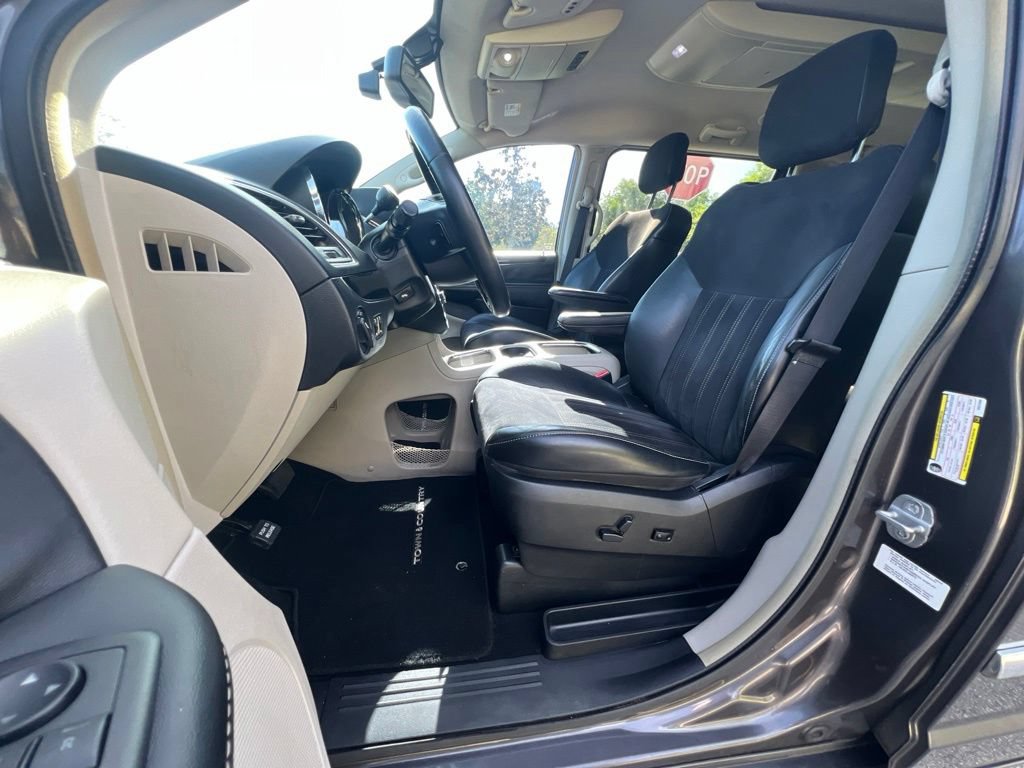Used 2014 Chrysler Town & Country Touring-L FWD image 42