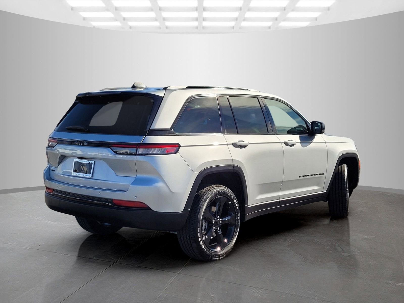 New 2025 Jeep Grand Cherokee Altitude image 4
