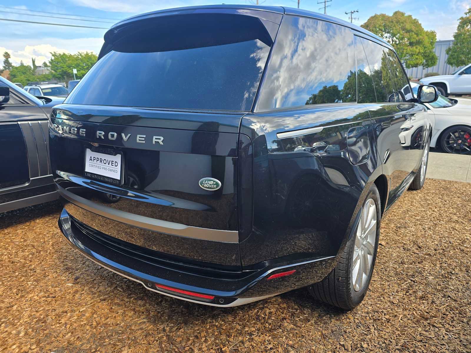 Used 2023 Land Rover Range Rover SE image 3
