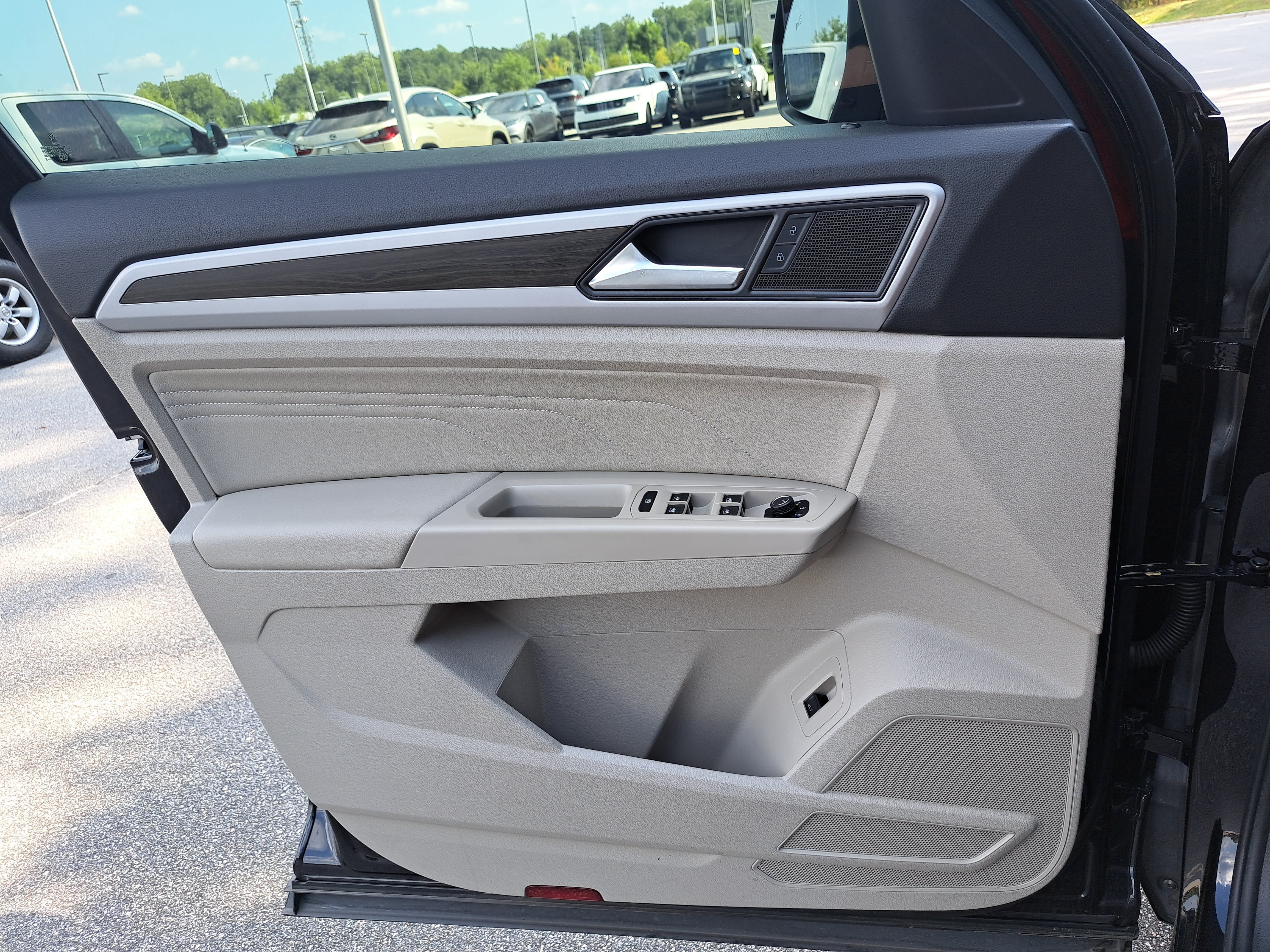 Used 2023 Volkswagen Atlas SE w/ Panoramic Sunroof Package FWD image 26