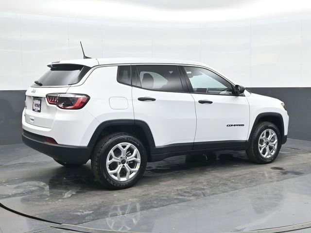 Used 2025 Jeep Compass Sport image 4