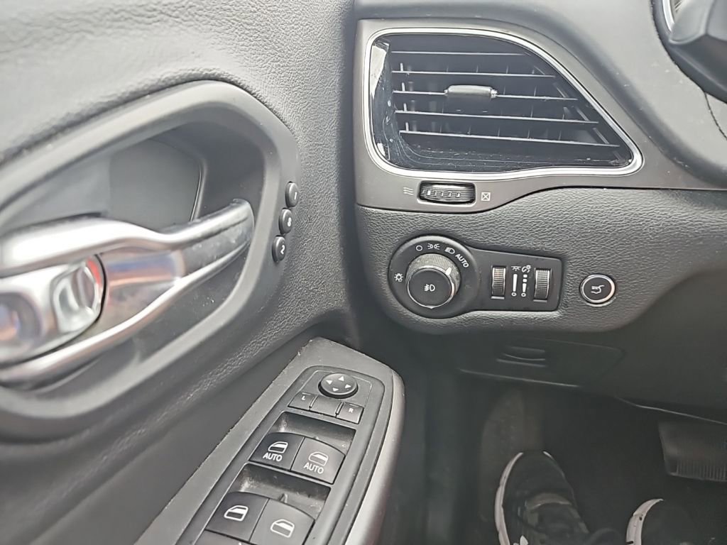 Used 2019 Jeep Cherokee Overland w/ Technology Group image 22