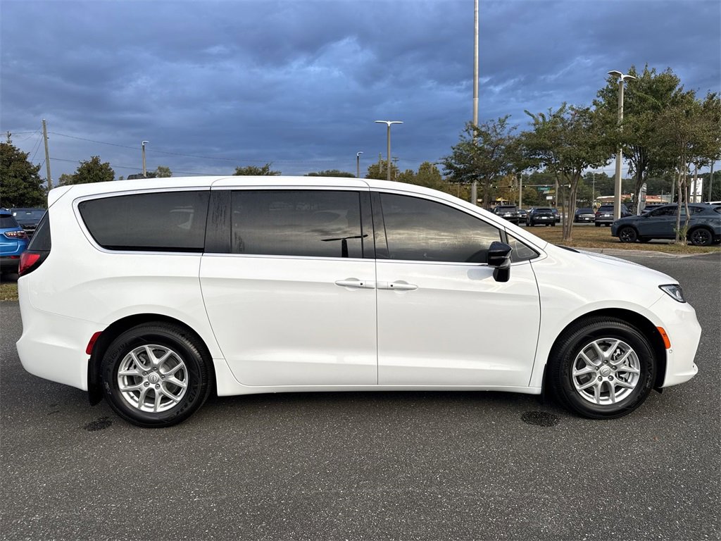 New 2026 Chrysler Pacifica Select image 2