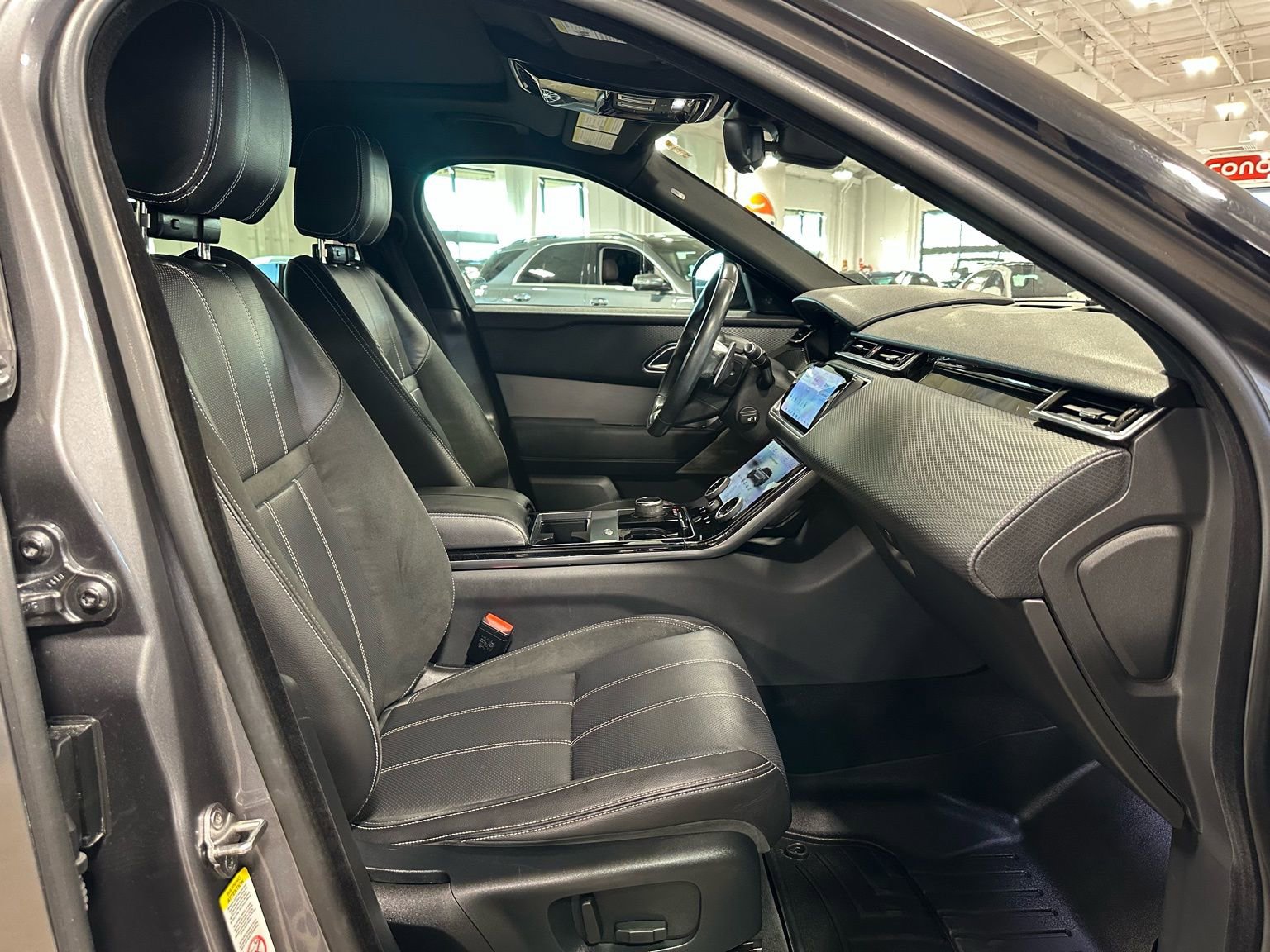 Used 2019 Land Rover Range Rover Velar R-Dynamic SE image 41