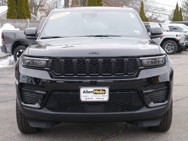 Used 2025 Jeep Grand Cherokee Altitude image 2