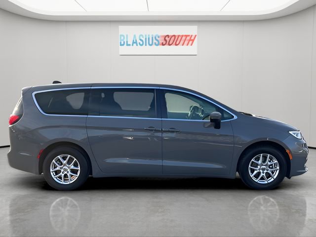 Used 2023 Chrysler Pacifica Touring-L FWD image 2