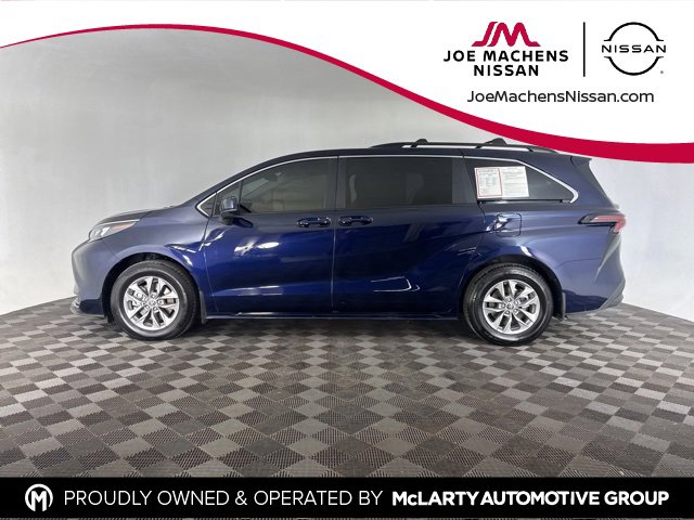 Used 2025 Toyota Sienna LE image 4