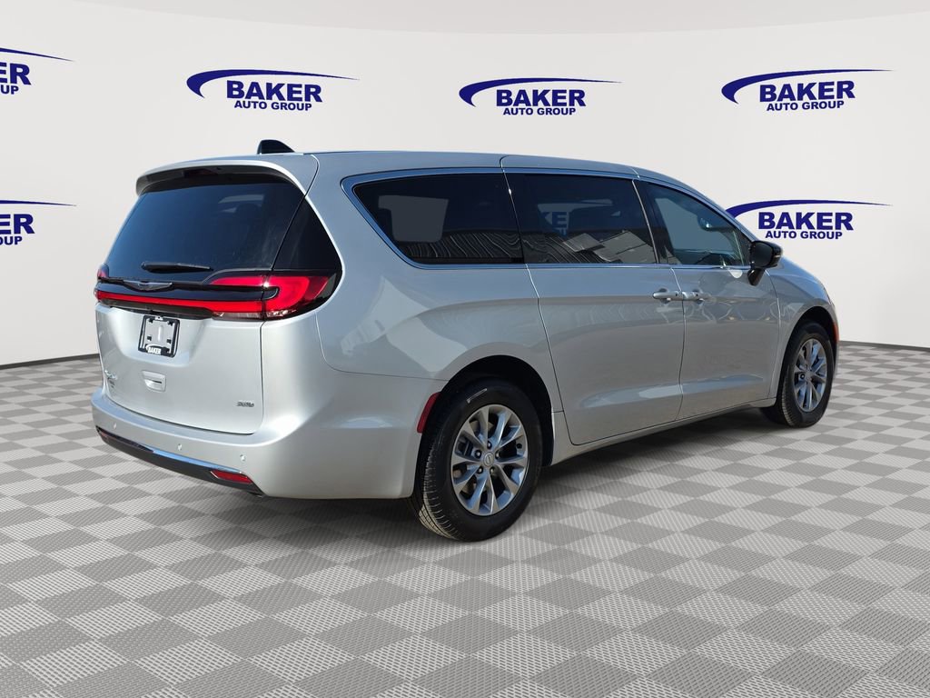 New 2026 Chrysler Pacifica Select image 3