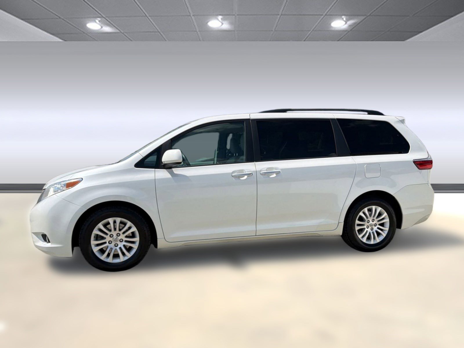 Used 2015 Toyota Sienna XLE image 2