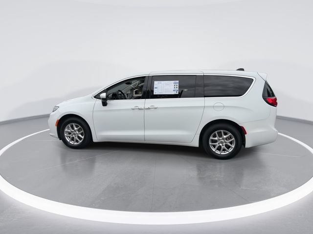 Used 2023 Chrysler Pacifica Touring-L FWD image 5